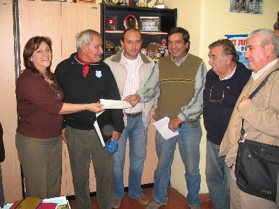 Zurita recibe feliz el aporte para Salta Central.